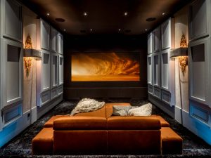 Luxe home cinema met velours bioscoopstoelen